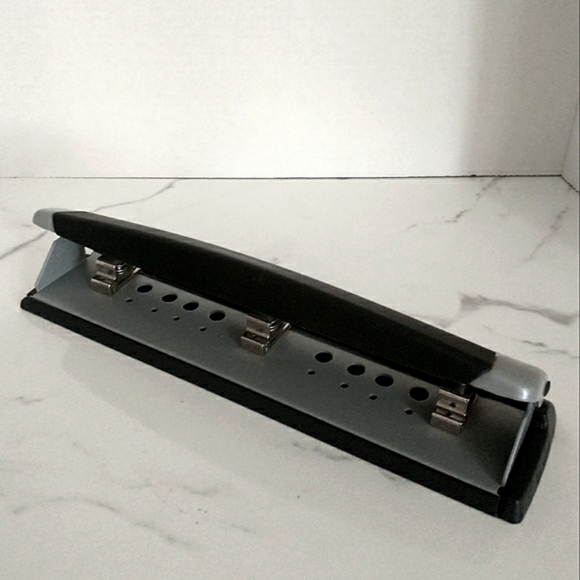 Standard Swingline 3-Hole Punch - Picture 4 of 4